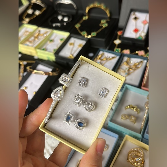 Set - Picture 1 of 1